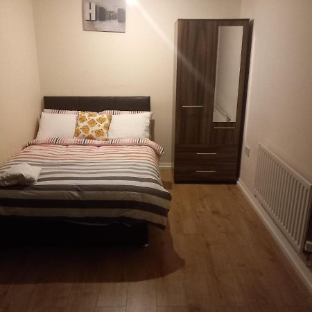 Lovely Shared 3 Bed Home Near The Thames Thamesmead  Exterior photo