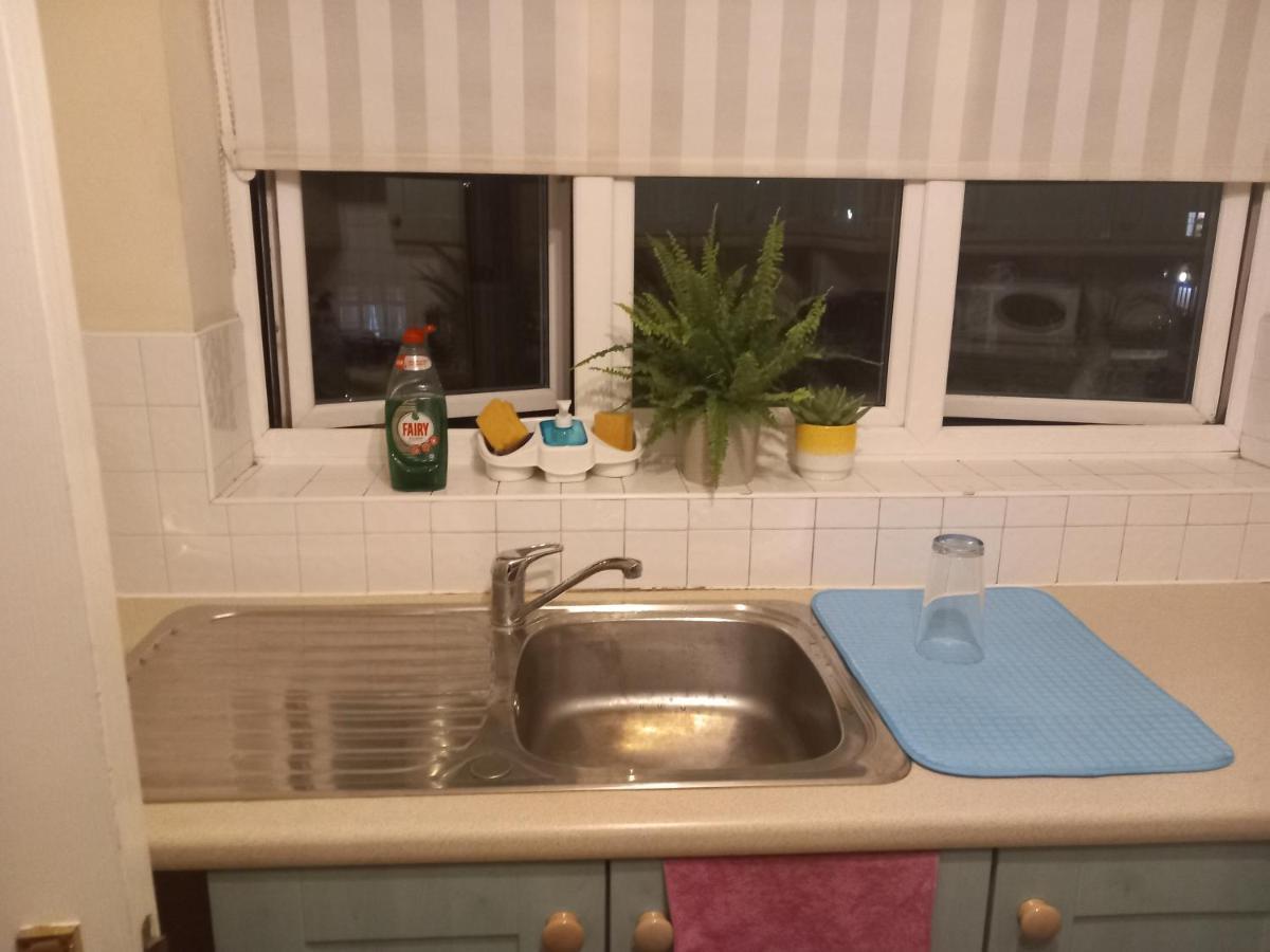 Lovely Shared 3 Bed Home Near The Thames Thamesmead  Exterior photo