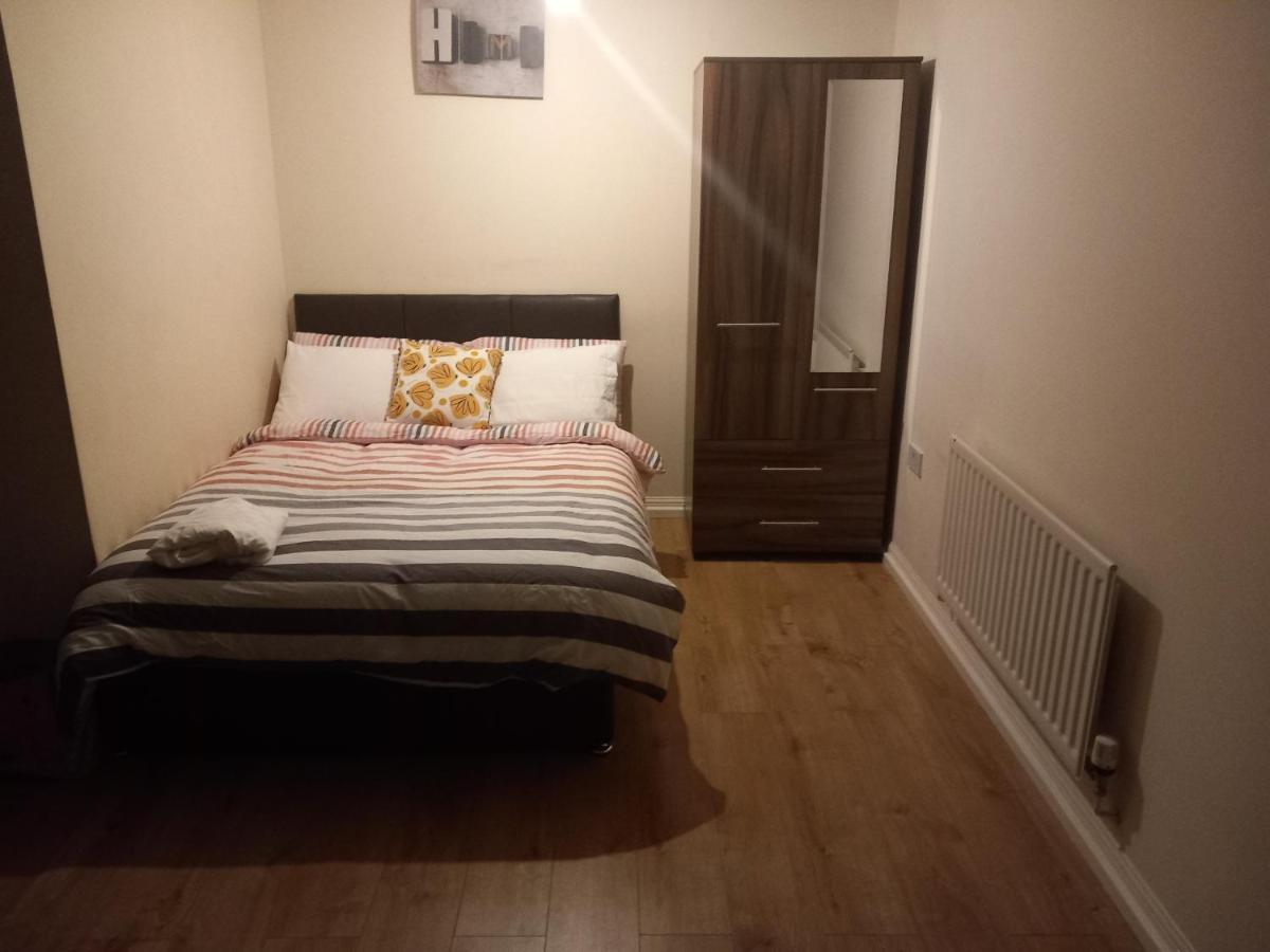 Lovely Shared 3 Bed Home Near The Thames Thamesmead  Exterior photo
